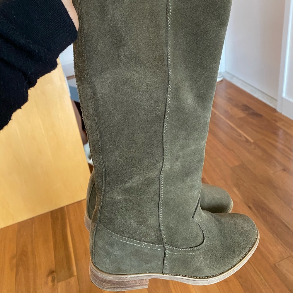 Amazing knee suede boots by Anthropologie